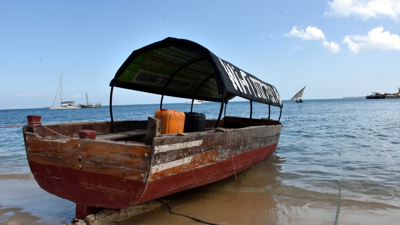 Rengarenk ahşap kayıkların okyanus kıyısında sıralandığı tropik adada, beyaz kumsallarda sayıları artan otellerle turizmin yıldızı parlıyor.