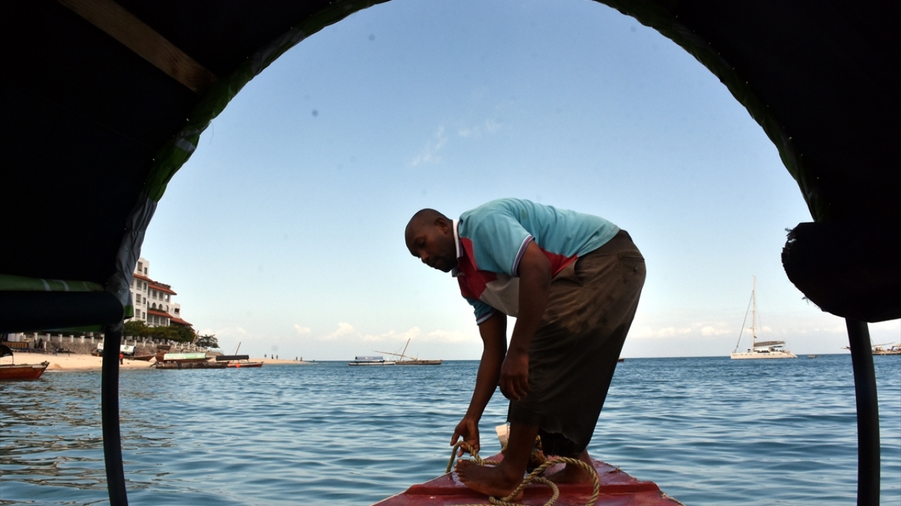 Adanın doğu kıyısı boyunca, çoğu köyde ise deniz yosunu yetiştiriliyor.