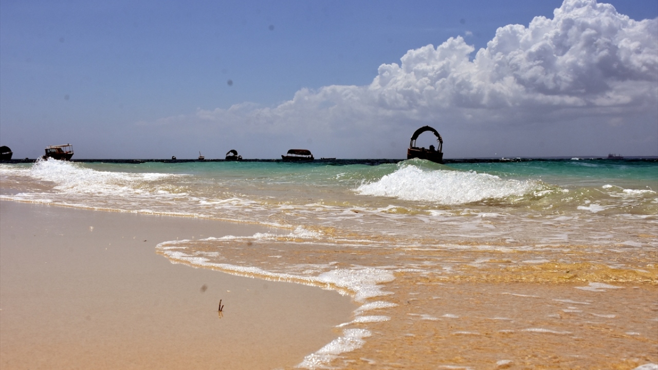 Beyaz kumsalı ve turkuaz mavisi okyanusu ile turistlerin ilgisini çeken ada, kıyı şeridinin dışında iç kesimlerde çok farklı hayatlara şahitlik ediyor.
