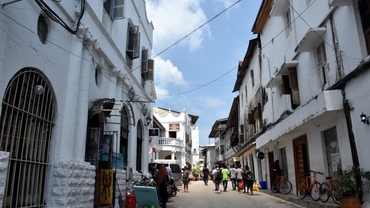 Kırsal kesimde yoksulluğun göze çarptığı Zanzibar`da şehir yaşantısı ise tarihi, daracık sokaklarda baharat kokuları arasında kendine has yaşam kültürüyle ilgi uyandırıyor.