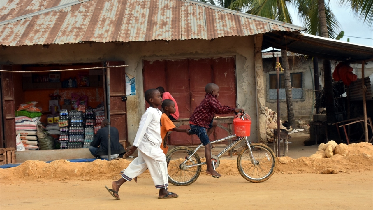 Portekizli, Ummanlı ve İngilizlerin yıllarca hüküm sürdüğü Zanzibar, Tanzanya`nın en büyük ve kalabalık adası olarak dikkat çekiyor.