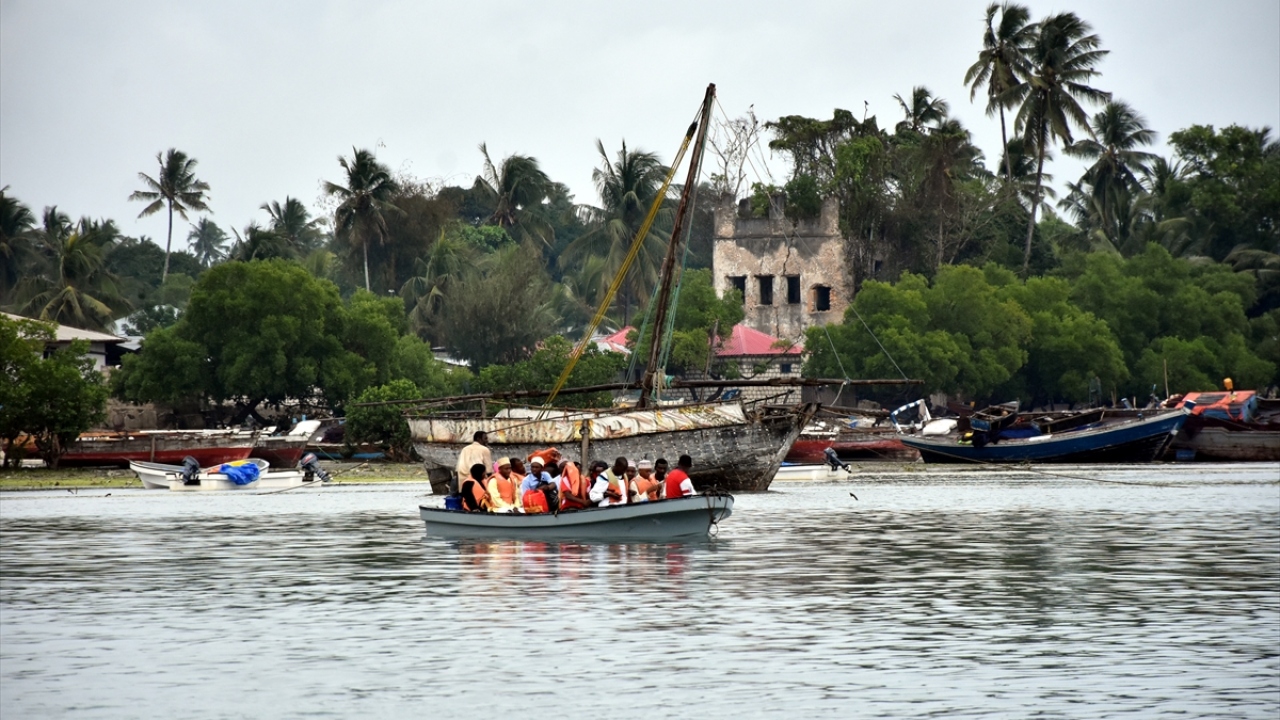 Beyaz kumsalı ve turkuaz mavisi okyanusu ile insanı kendine hayran bırakan adada, yoksul yaşam göze çarpıyor.