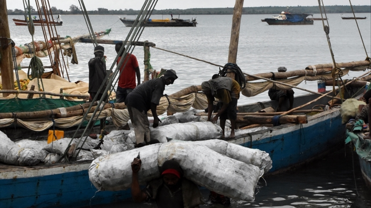 Başkenti Stone Town olan adada başlıca geçim kaynağını baharat üretimi ve balıkçılık oluşturuyor.