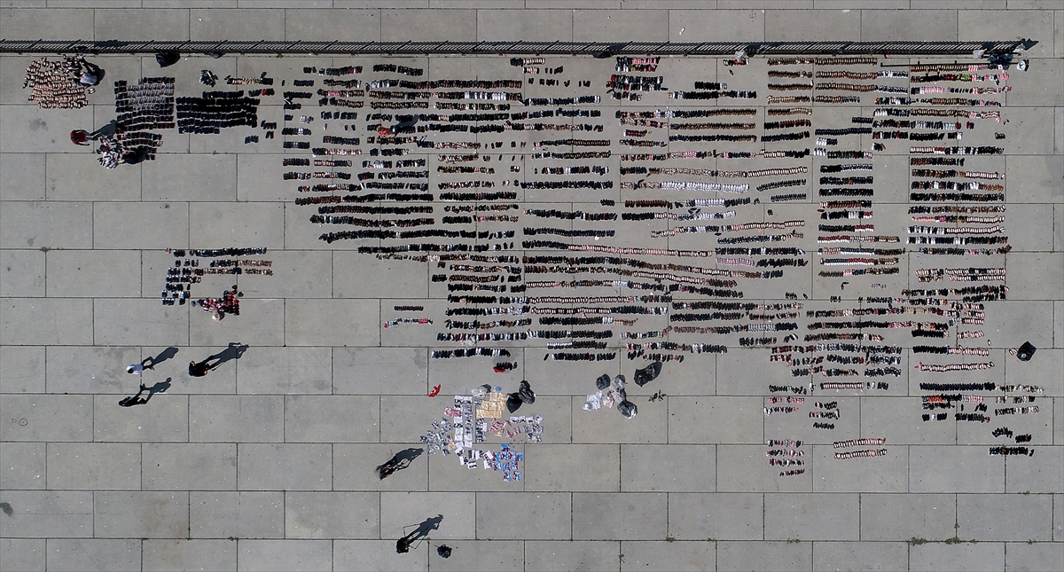 Eminönü`nde yaşanan su baskınından etkilenen ayakkabılar Yenikapı Meydanı`na dizilerek kurumaya bırakıldı.