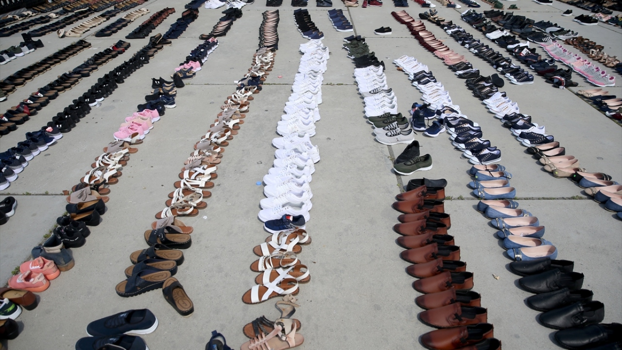 Meydana sıraladığı bin civarında ayakkabının sular altında kaldığını söyleyen esnaf Zafer Yavuz, "Bir de bunların dükkanda  kalanları var. Kepenkleri kaldırdığımızda bunların tamamı suyun içine gömülü haldeydi" dedi.