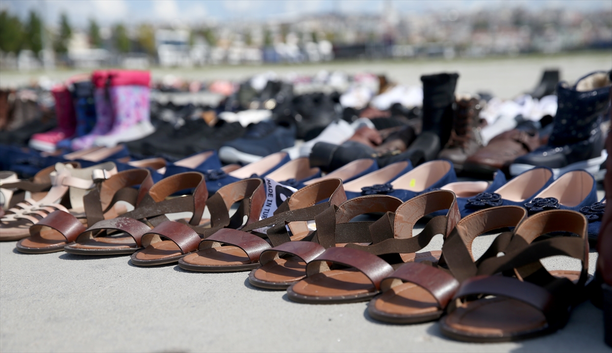 Su çekildikten sonra kurtarabildikleri ayakkabıları Yenikapı`ya getiren esnaf, malzemelerin burada kurumasını bekliyor.