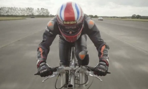 Özel üretim bisikletiyle hız rekoru kırdı