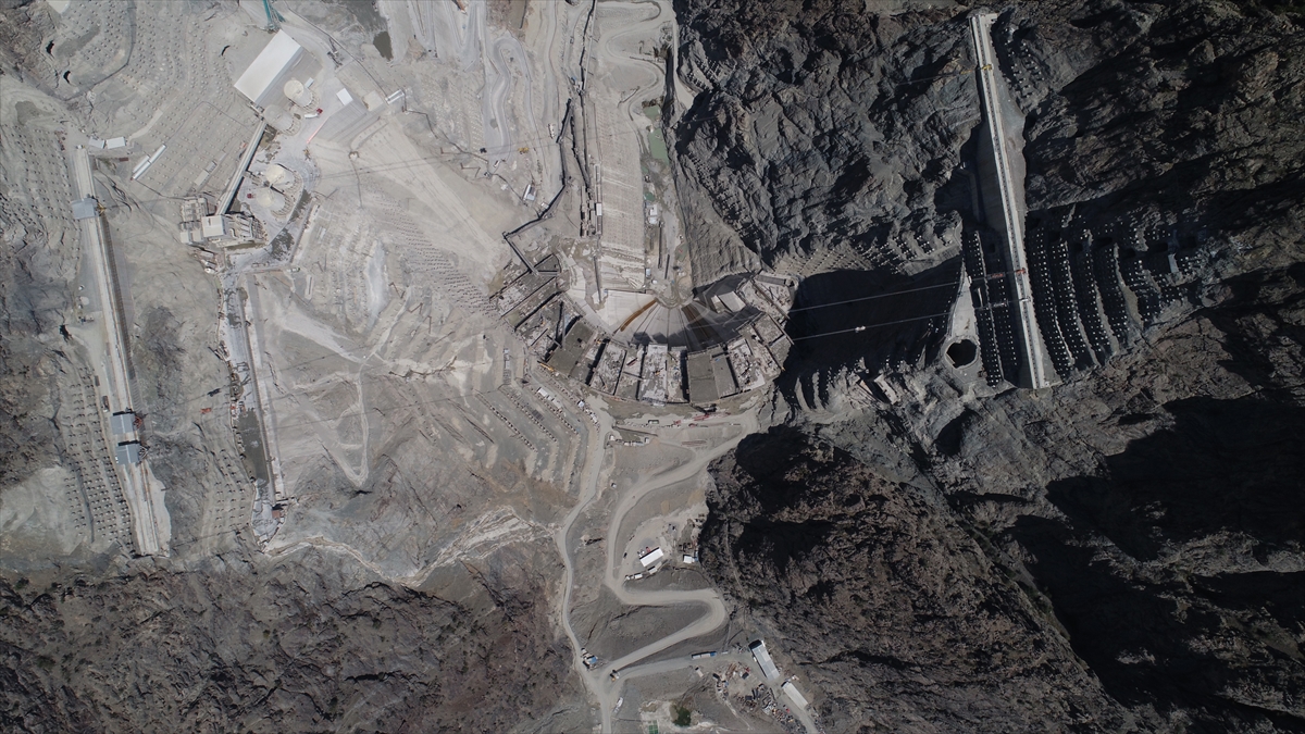 Yapımı tamamlandığında kemer baraj sınıfında 275 metreyle Türkiye`nin birinci, dünyanın üçüncü en yüksek barajı olacak.