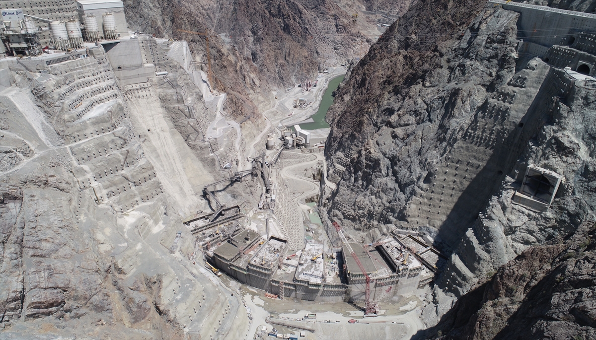 Barajda yürütülen çalışmalarda, şantiye içi ulaşım yolları 10 Şubat 2015`te tamamlandı.