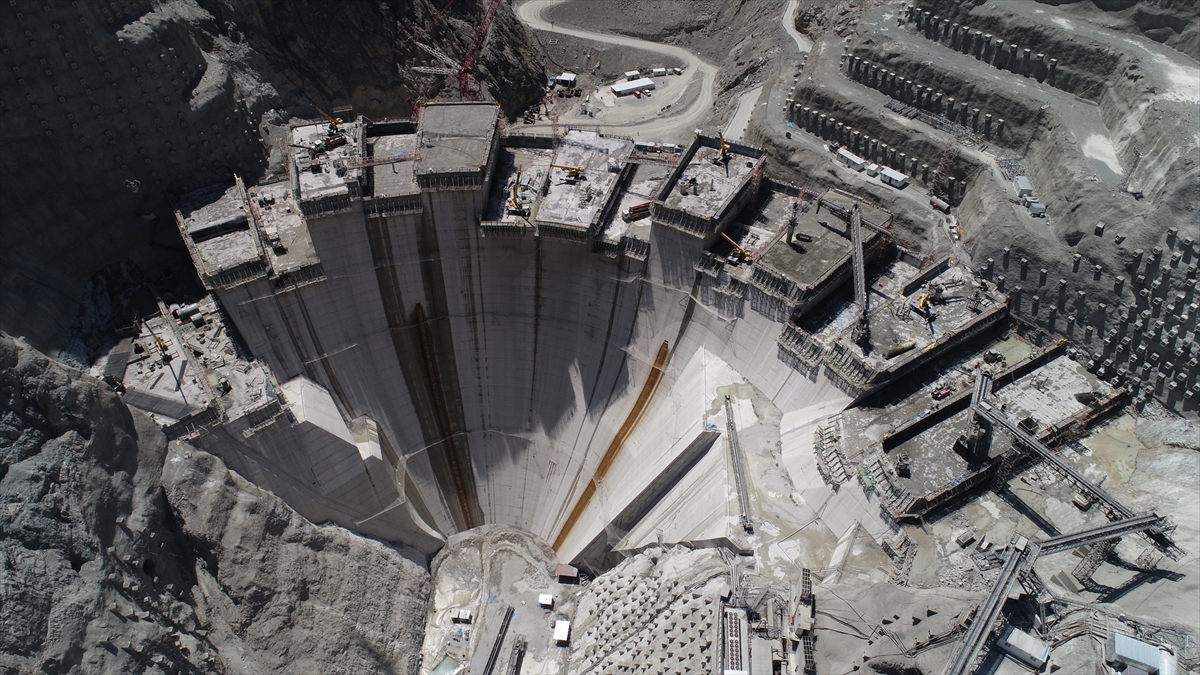 Baraj gövdesi kret üstü kazıları 20 Haziran 2014`te başlayıp 15 Eylül 2015`te tamamlandı.