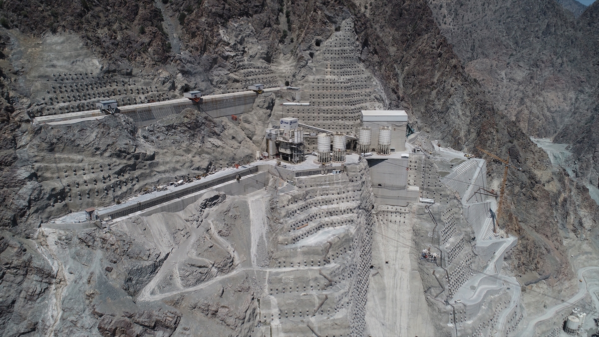 2 Temmuz 2015`te başlanan baraj gövdesi kret altı kazıları ise 22 Haziran 2018`de bitirildi.