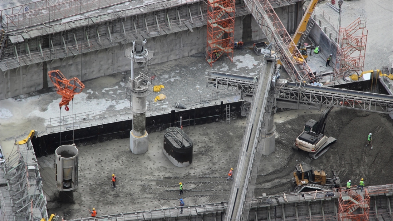 Bunlara ek olarak enerji yapıları ulaşım tünelleri, kırma eleme tesisi ile kablolu vinç hattı kurulumu, su alma yapısı girişi, kuyruk suyu tünelleri kazı ve destekleme çalışmaları tamamlandı.