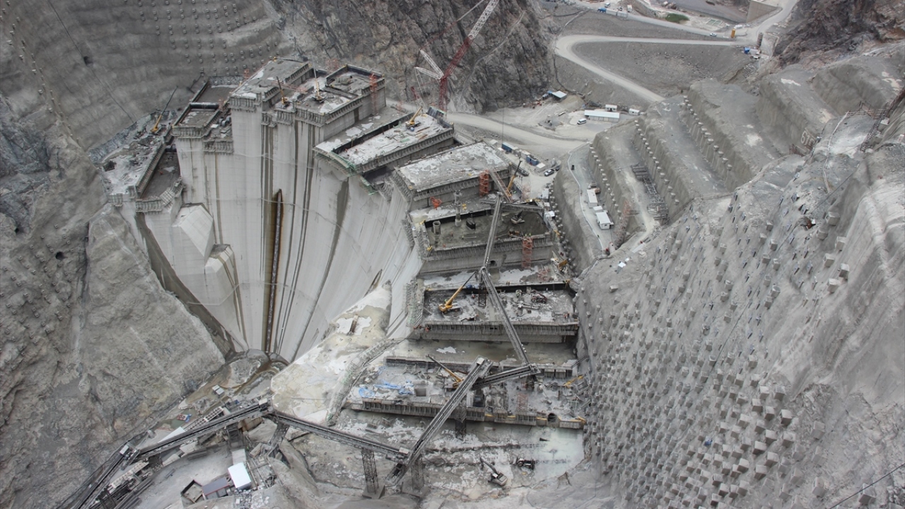 Yusufeli Barajı, 275 metre yüksekliğiyle Eyfel Kulesi`nden 25 metre kısa, baraj gövdesi 100 katlı bir gökdelen yüksekliğinde olacak.