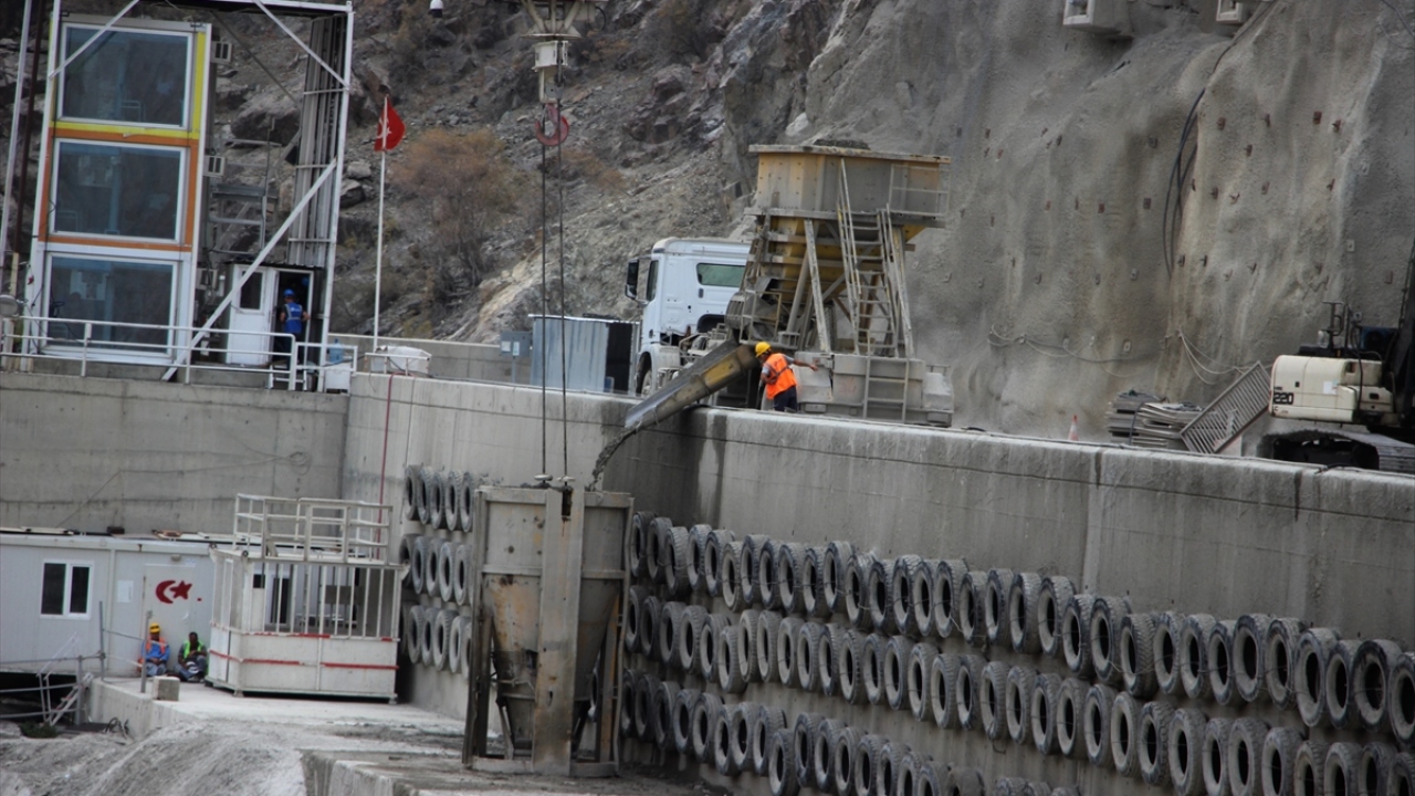 11 Temmuz 2018`de başlanan 4 milyon metreküplük baraj gövde betonunun 1 milyon 510 bin metreküpü döküldü. 275 metre olacak baraj gövde yüksekliğinde 124 metreye ulaşıldı.