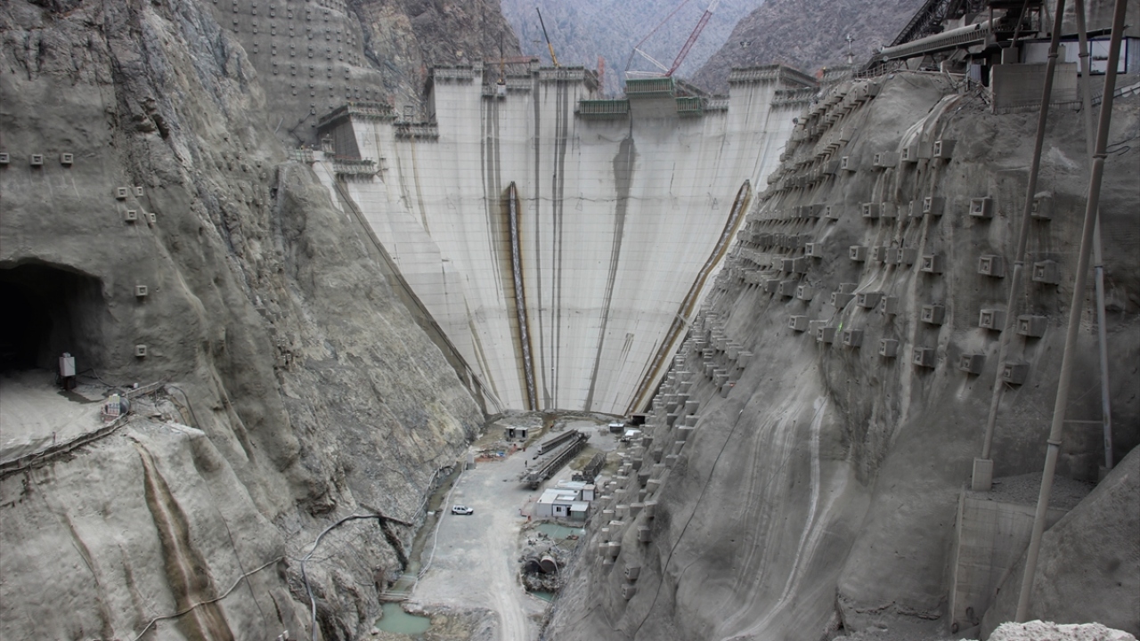 Yusufeli Barajı ve HES projesinde yüzde 70 fiziki gerçekleşme sağlanırken elektromekanik teçhizat çalışmaları, baraj inşaatıyla koordineli devam ediyor.
