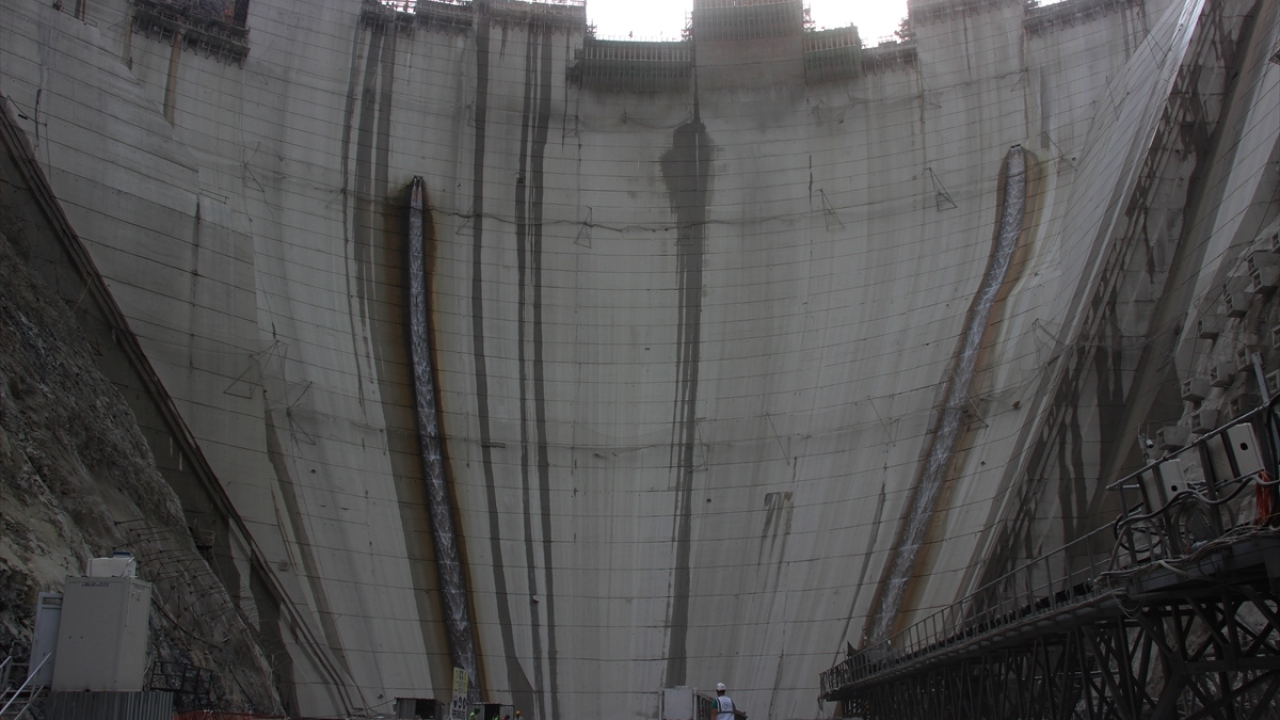 Baraj kapsamında kara yolları standartlarına uygun 54,86 kilometre uzunluğunda 39 tünel, 4,89 kilometrelik, 4`ü özel tasarım viyadük olmak üzere 20 köprü, toplamda 67,1 kilometrelik yeni devlet yolu ile buna bağlı köy yolları yapılacak.