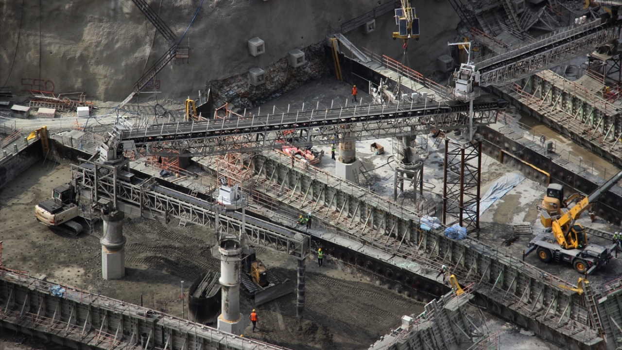 29 Nisan 2016`da başlanan kara yolları inşaat çalışmaları, baraj iş bitim tarihine yetiştirilmek üzere tüm hızıyla sürdürülüyor.