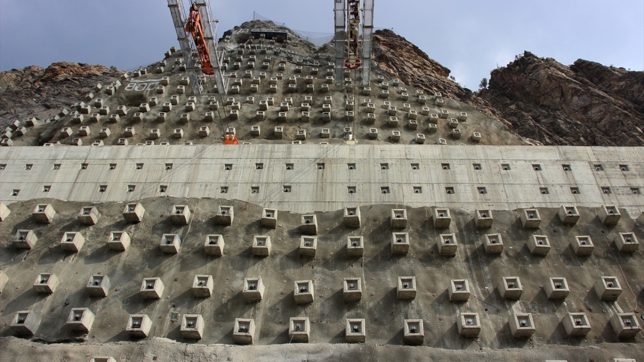 Baraj tamamlanıp işletmeye alındığında üretilecek enerjiyle, 650 bin kişinin elektrik ihtiyacı karşılanacak.