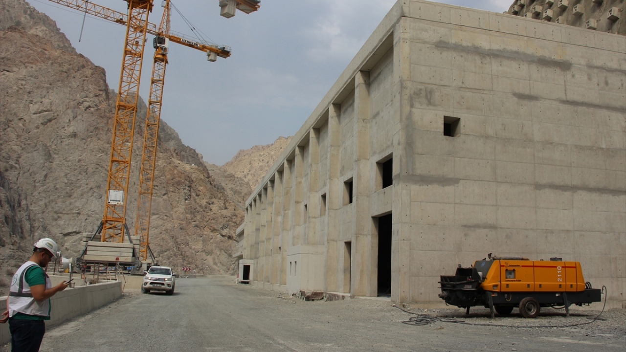 Yusufeli Barajı ve HES, ürettiği enerjiyle milli bütçeye yıllık 1 milyar 250 milyon lira milli bütçeye katkıda bulunacak.