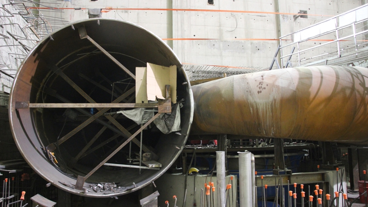 Enerji yapılarında beton kaplamaları işlemleri ise devam ediyor.