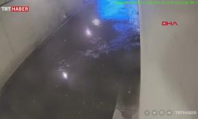 Eminönü'nde sel baskını güvenlik kamerasında