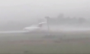 Şiddetli sağanak uçağın pistten çıkmasına sebep oldu