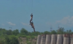 Nehirde mahsur kalan balıkçılar helikopterle kurtarıldı