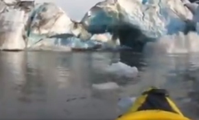Buzul kırılarak suya düştü, kanocular ölümden döndü