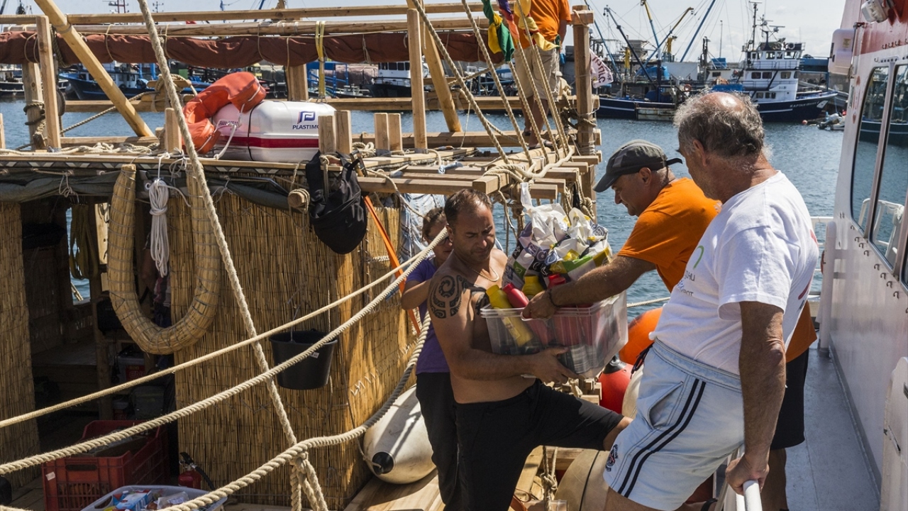 16 Ağustos`ta Görlitz ve arkadaşlarınca suya indirilen 14 metrelik gemi Almanya, Bolivya, Bulgaristan, Hollanda, Rusya ve ABD`den yolculuğa katılan 12 kişilik mürettebattan oluşuyor. 