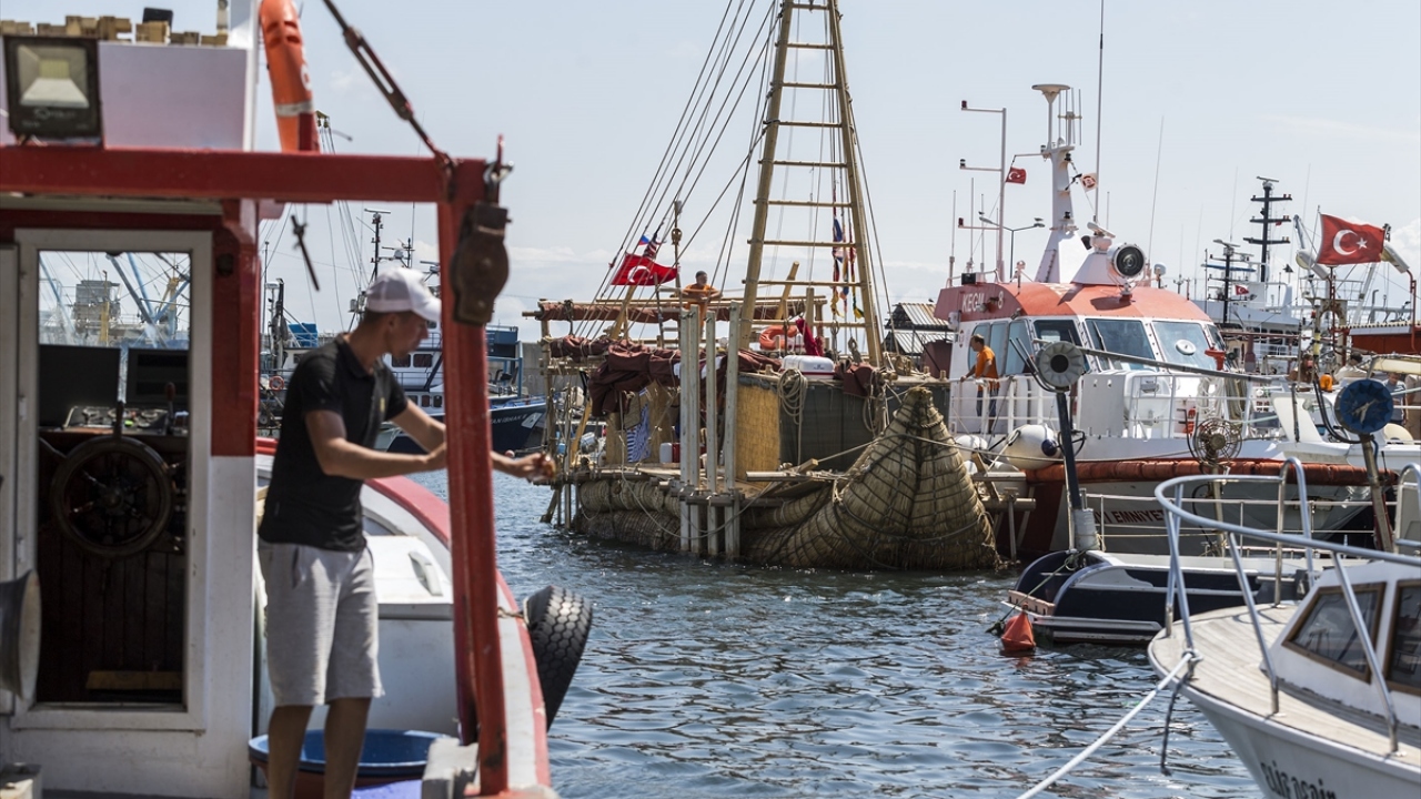 Yapımda kullanılan kamışlar ise Bolivya`daki Titicaca Gölü yakınlarında hasat edilerek, rulolar halinde taşındı.