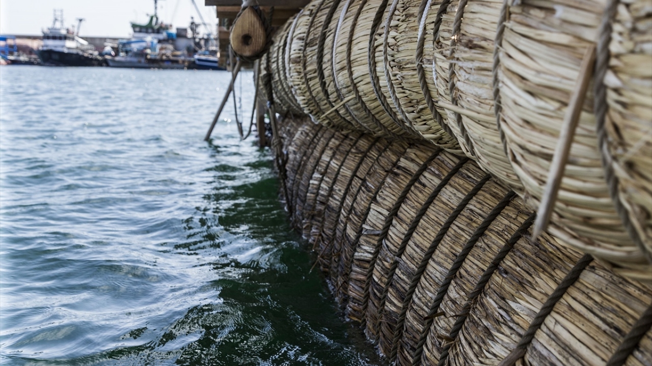 Ana güvertede inşa edilen kulübede mürettebatın kaldığı geminin yapımında 12 ton totora kamışı kullanıldı.