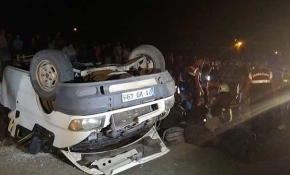 Düzensiz göçmenleri taşıyan minibüs devrildi: 43 yaralı