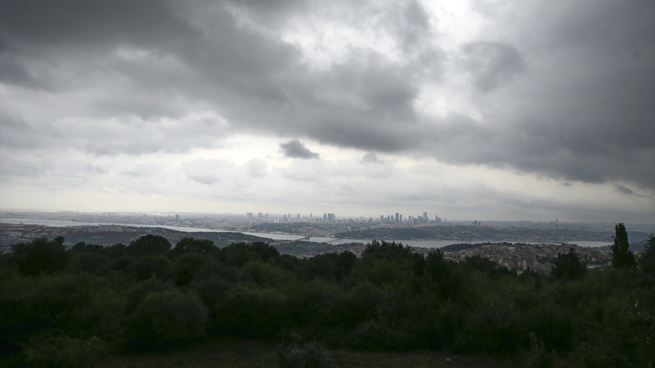 İstanbul`da bugün ve yarın kuvvetli yağışın olması bekleniyor. Yetkililer, ani yağmur ve su baskını riskine karşı uyardı.