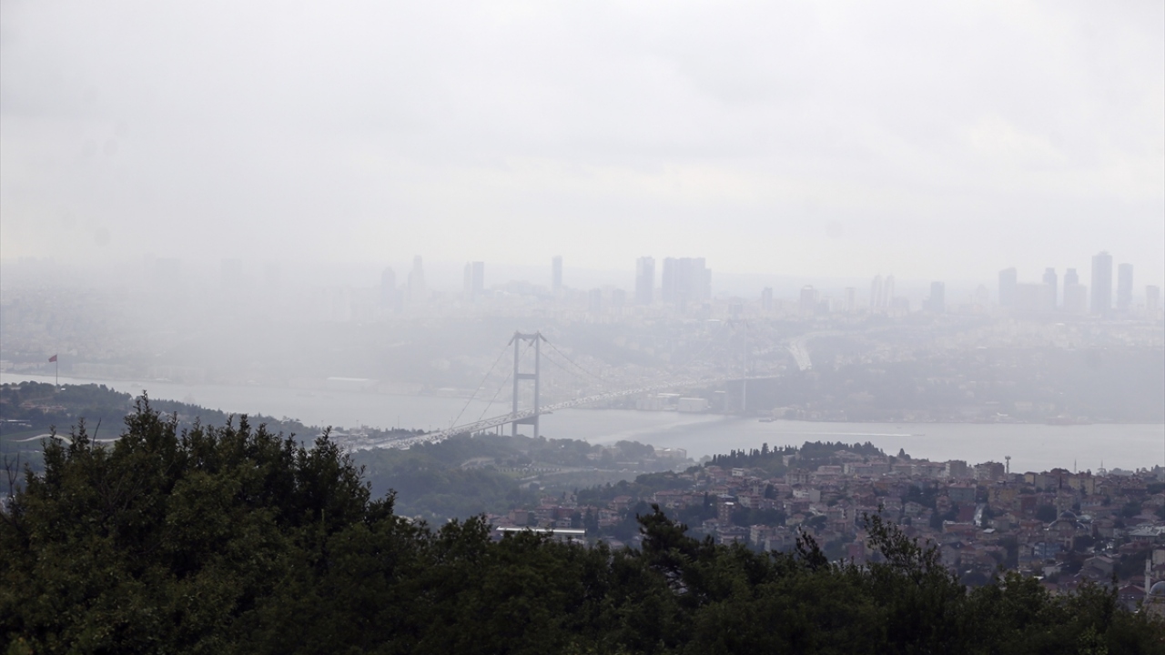 Şehirde, bölge bölge şiddetli yağış etkili olmaya başladı.