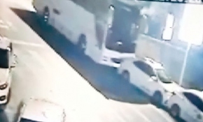 Freni boşalan otobüs park halindeki araçlara çarptı