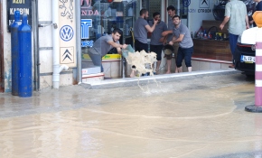 Fikirtepe'de sanayi sitesinde iş yerlerini su bastı