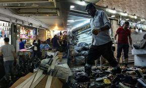 Sağanaktan zarar gören Eminönü esnafı yaralarını sarıyor
