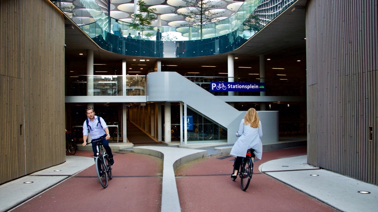 Bisiklet parkı, 12 bin 500 bisiklet kapasitesi ile dünyanın en büyük bisiklet parkı unvanına sahip oldu.