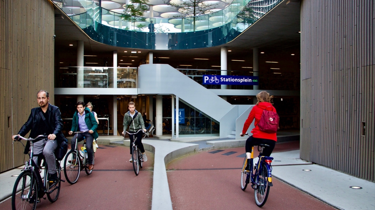 Parka giriş ve çıkışlar, toplu taşıma kartı ya da parktan alınan ödünç kartın okutulmasıyla mümkün oluyor. 