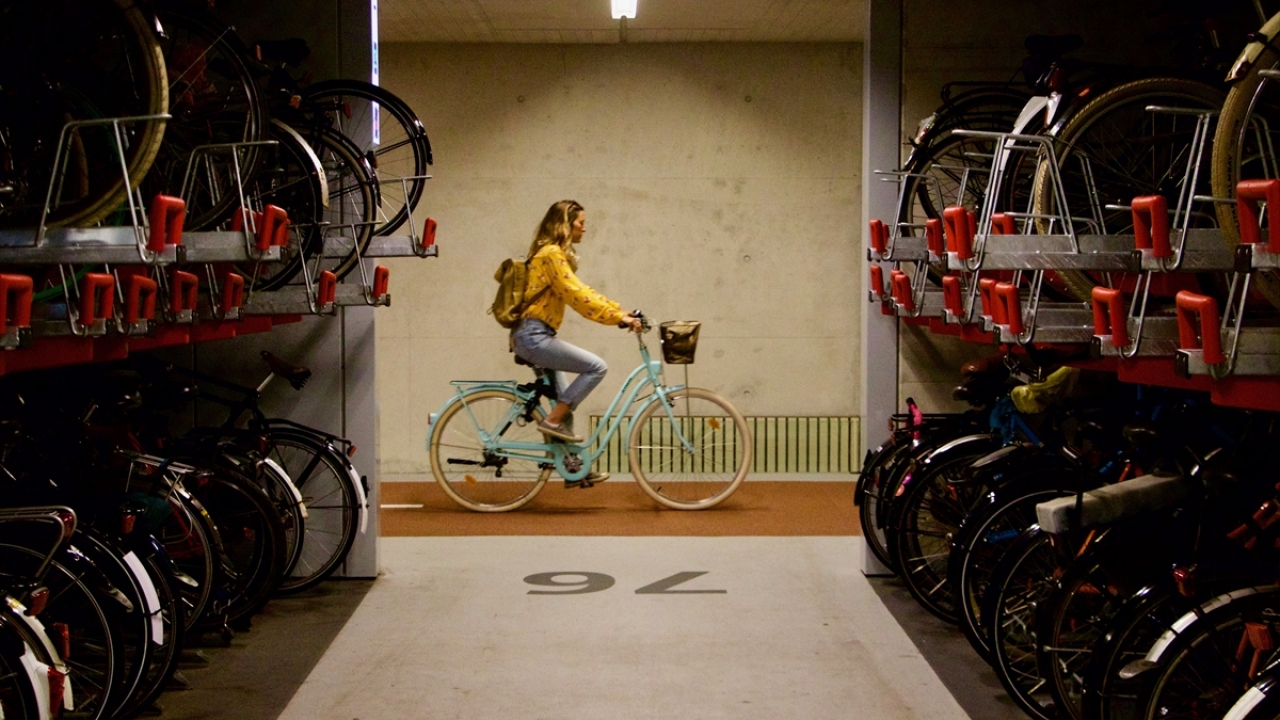 Parkta, bisikletlerin yerini unutmamak için bisikletlerin muhafaza edildiği sıralar numaralar ile belirlenirken, bisiklet raflarında da numaralandırma sistemi uygulanıyor. 