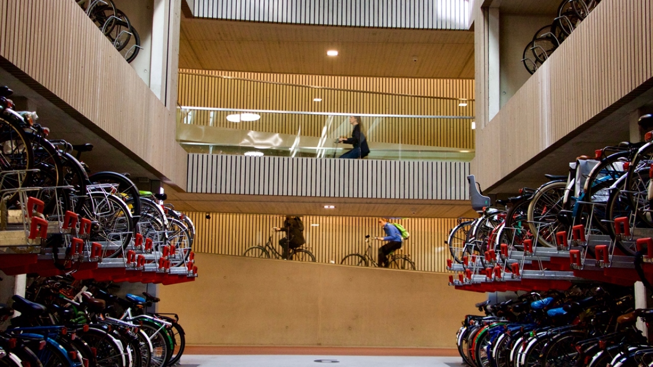 Araba garajlarında olduğu gibi parkın girişinde ve bisikletlerin muhafaza edildiği sıralarda bulunan elektronik panolar, parktaki boş ve dolu yerleri gösteriyor.