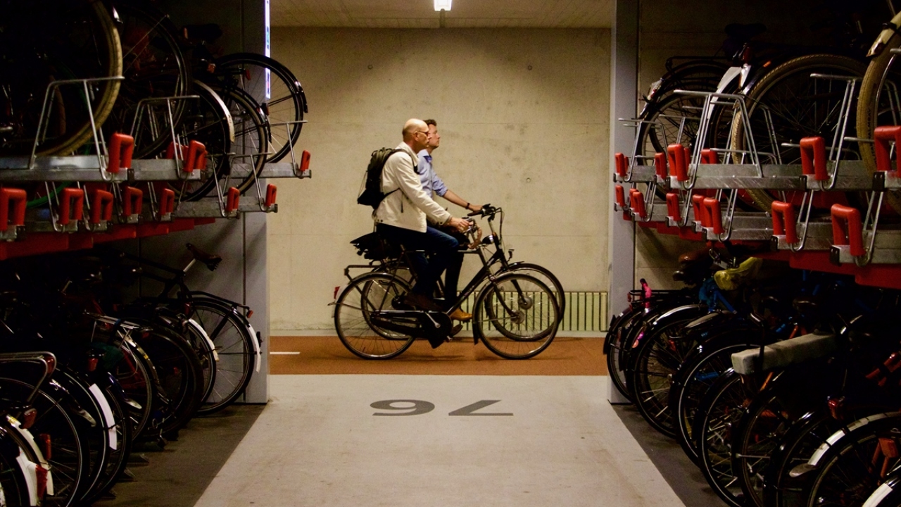 İki giriş ve çıkışı olan parkın bir tarafında bulunan Moreelsepark Sokağı`ndan, diğer tarafında bulunan Smakkelaarsveld Sokağı`na geçiş için bisiklet yolu, son katında ise İstasyon Meydanı ile bağlantılı üç merdiven girişi ve çıkışı bulunuyor. 