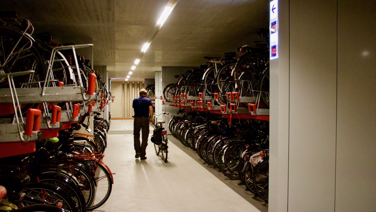 "Bisikletler diyarı" olarak bilinen 17 milyon nüfuslu ülkede yaklaşık 23 milyon bisiklet ve en işlek bisiklet yolları Utrecht kentinde bulunuyor.