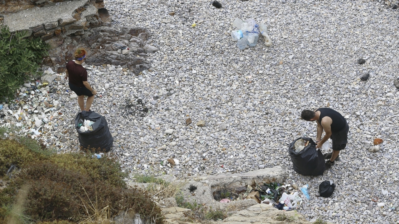 Yelkenci, "Sahillerde daha çok pet şişe, pipet, tek kullanımlık çatal, bıçak, kaşık, tabak gibi eşyalar ile balıkçıların kullandığı misina, ağ ve mantar gibi atıklar oluyor" dedi.