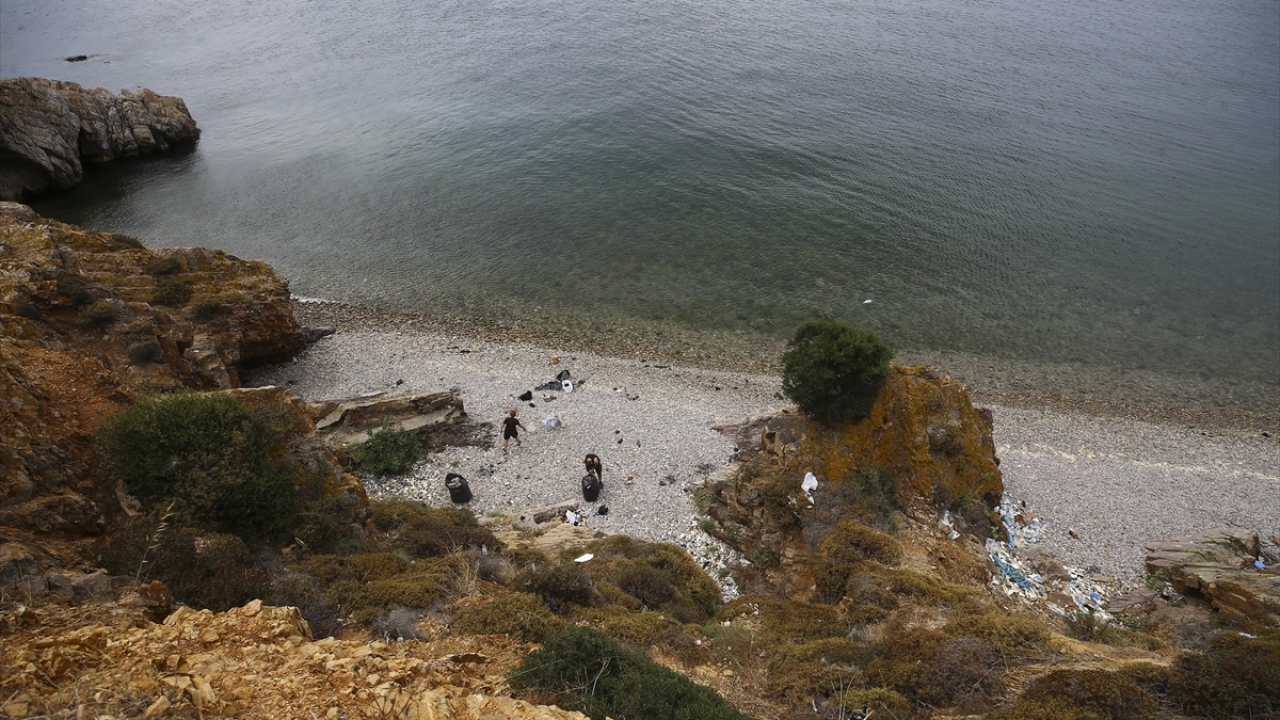 Yelkenci, özel bir uluslararası ilaç firmasında paketleme işçisi olarak çalıştığını ve kendisini "deniz çöpçüsü" olarak tanımladığını söyledi.