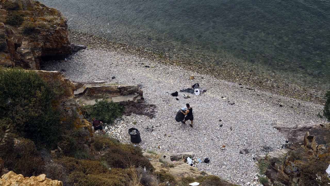 Şehrin yoğunluğundan ve çalışma hayatının stresinden kaçmak için sık sık sahillere ve piknik alanlarına gittiğini belirten Yelkenci, 20 yılı aşkındır bu mekanlardaki çöpleri topladığını anlattı.