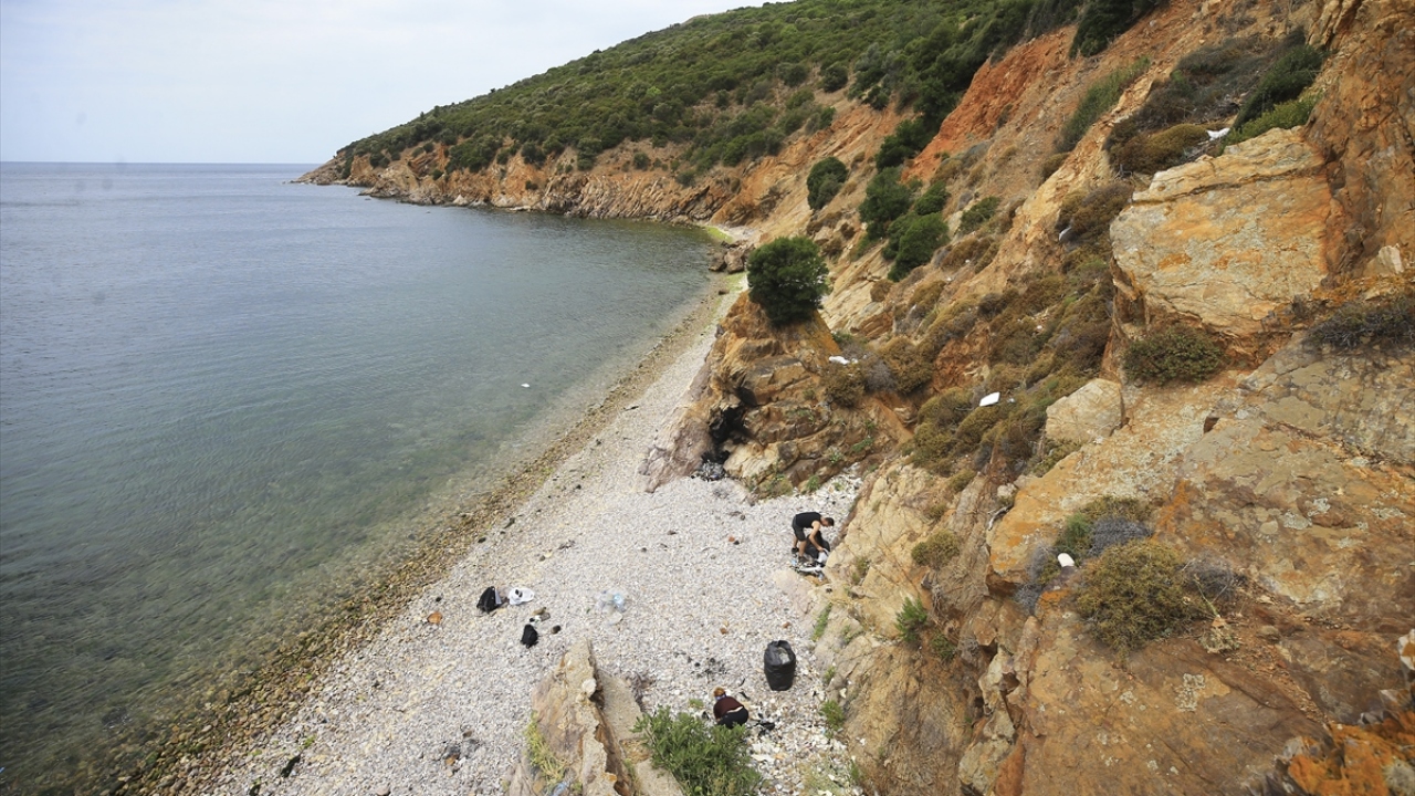 Belediyelerin ve sivil toplum kuruluşlarının etkinliklerinde yer alarak çevre bilinci hakkında konuşmalar yaptığını belirten Yelkenci, geçen yıl Burgazada`da "Denizden Gelen" isimli bir sergi düzenlediğini anlattı.