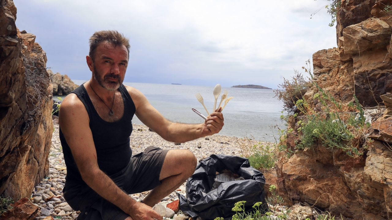 Splash Trash Art Expo adlı "uluslararası deniz çöpünden sanat yapanlar" grubunda, 42 ülkeden 200 sanatçının bulunduğunu vurgulayan Yelkenci, bu kişiler arasındaki tek Türk`ün ise kendisi olduğunu belirtti.