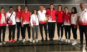 Kadın milli boksörler gözünü madalyaya dikti