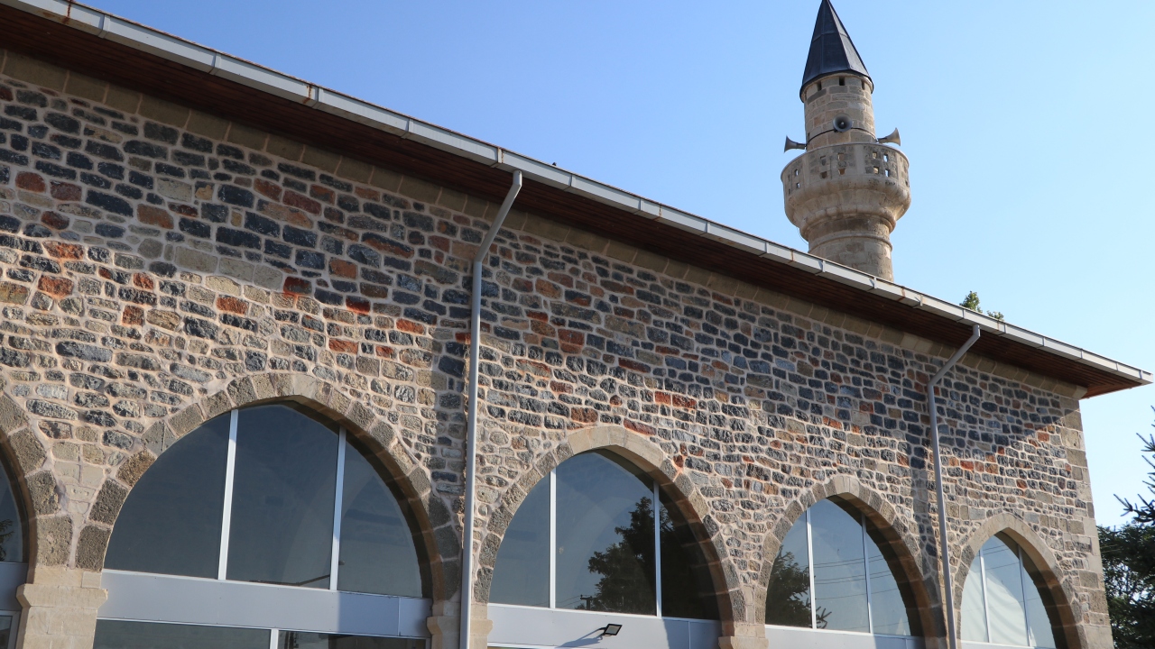 Karaman`ın Akçaşehir beldesinde Karamanoğulları Beyliği`nce 1200`lü yıllarda yaptırılan ve kentteki tek hünkar mahfili olan Ulu Cami hala dimdik ayakta duruyor. 